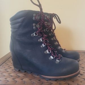 Sorel "CONQUEST" wedge boots sz8.5